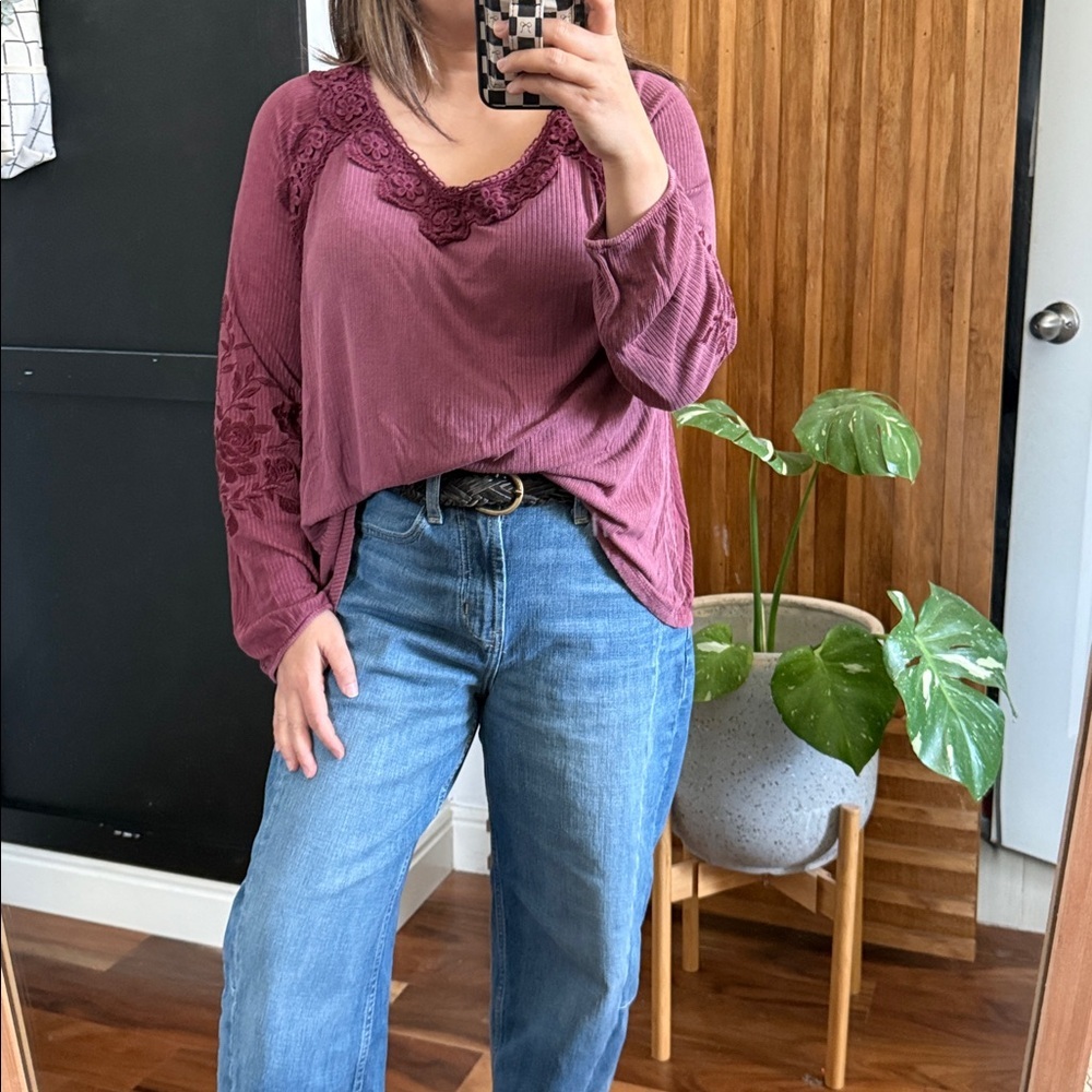 Coco + Jaimeson Crochet Lace V neck Pullover Swing Top. Size M